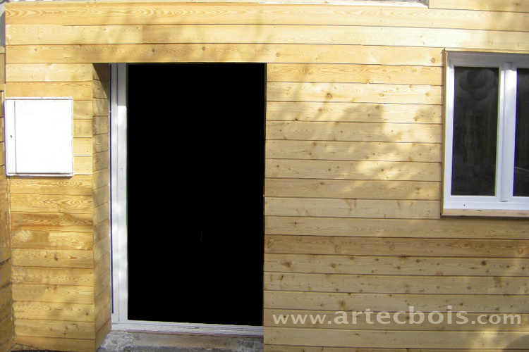 ARTECBOIS bardage extérieure d'une extension de maison à ossature bois avec un revêtement de lames de mélèze