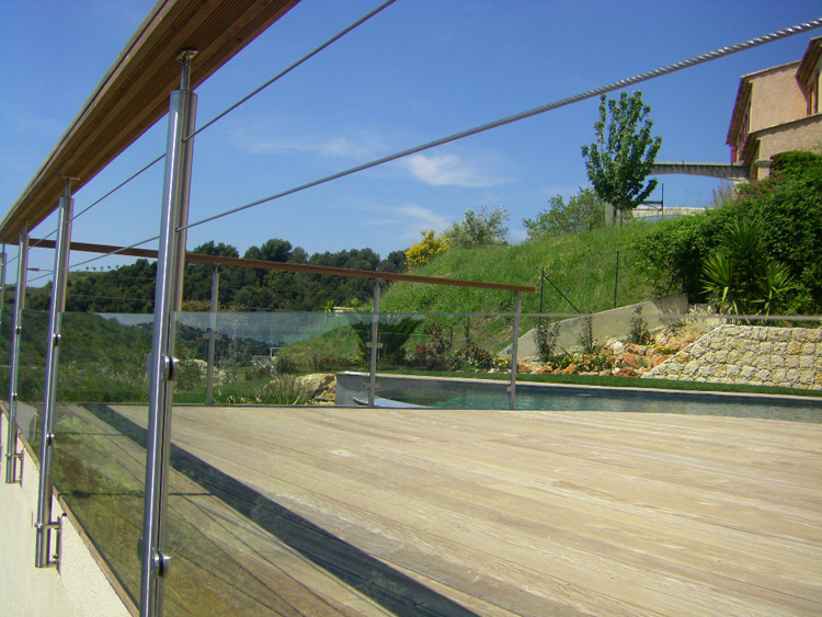 terrasse en bois en hauteur, rambarde, rampe, garde-corps, cloture de securite autour de la piscine en inox, verre securit et bois