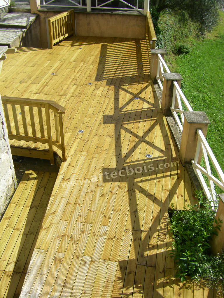 Terrasse en pin traité spécial extérieur pour habiller l'ensemble du cheminement autour de la maison