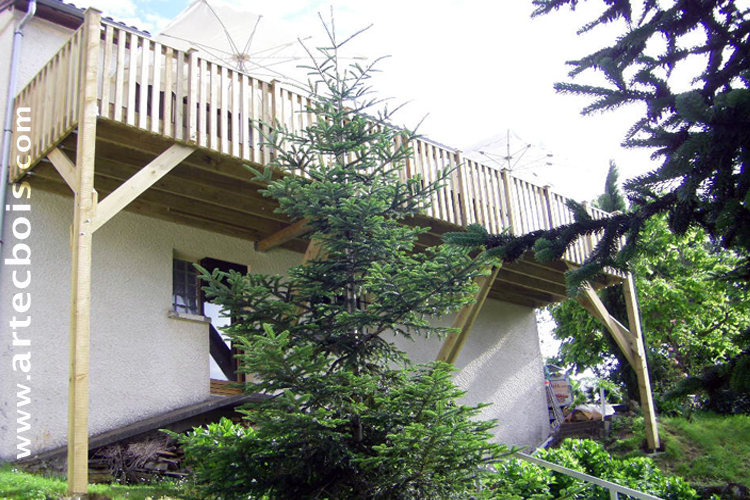 artecbois-terrasse-en-bois-en-hauteur-balcon-30m2-hauteur-rambarde-bois-piliers-en-bois-lames-de-terrasses-en-bois-résineux-traité-spécial-extérieur