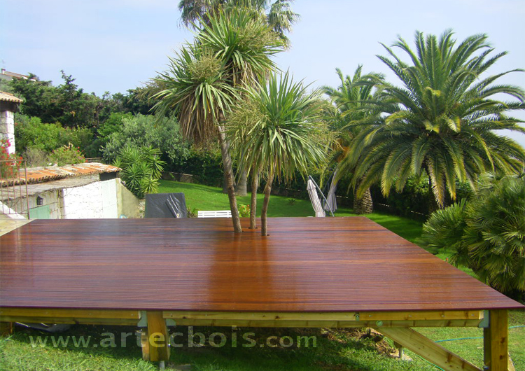 artecbois terrasse en ipe surplombant le jardin, les lames larges sont d'une seule longueur de 570 cm. La structure est en bois résineux traité spécial extérieur, la quincaillerie est en inox