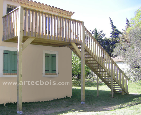 Terrasse en hauteur en bois avec escalier d'accès extérieur en bois dans le Luberon