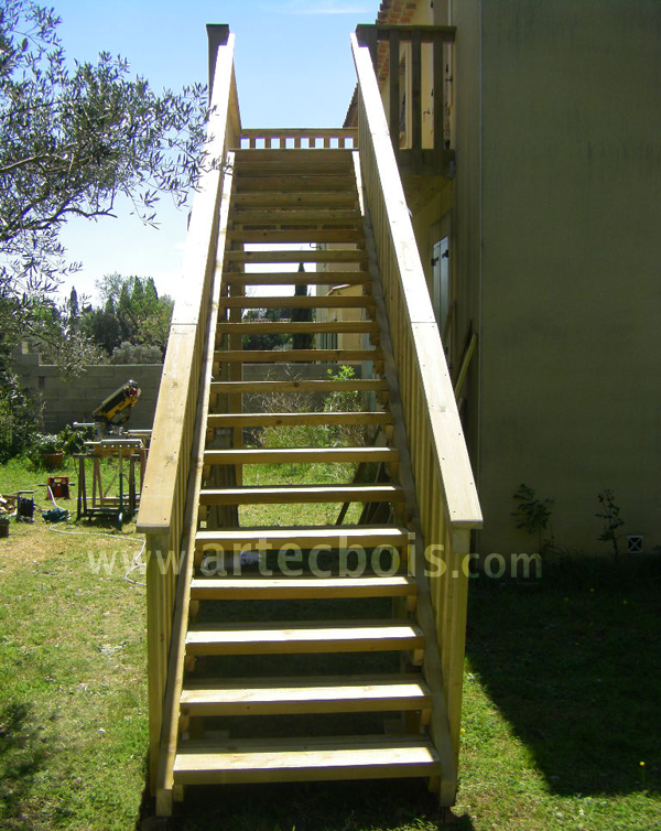 Artecbois-escalier extérieur en bois resineux traité spécial exterieur permettant l'acces a une terrasse en bois en hauteur en France dans le Luberon