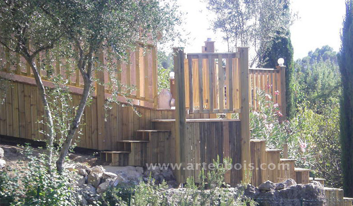 escalier en bois et rampe d'acces integres au jardin