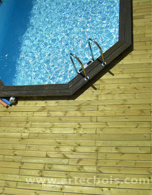 plage de piscine en lames de terrasse de bois résineux traité classe 3