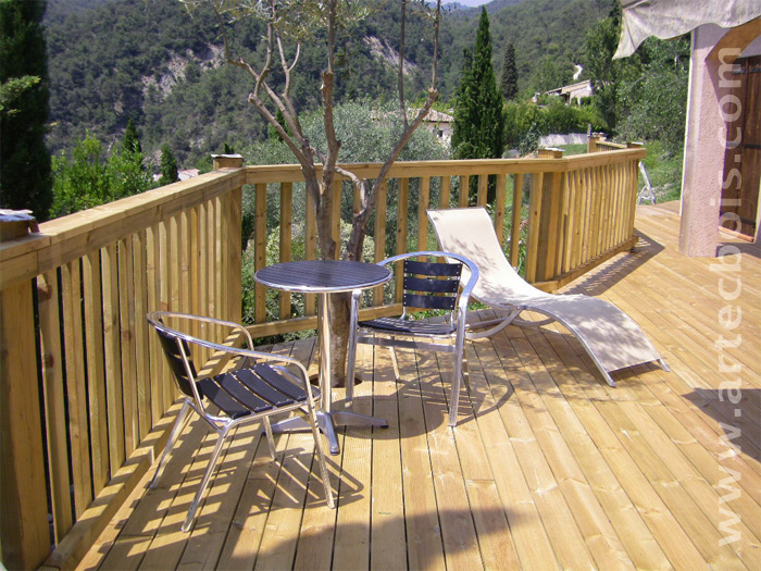 terrasse en hauteur avec lames de terrasses en bois resineux traite special exterieur